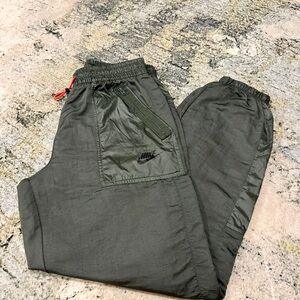 Nike Women’s Windbreaker Joggers Metallic Green